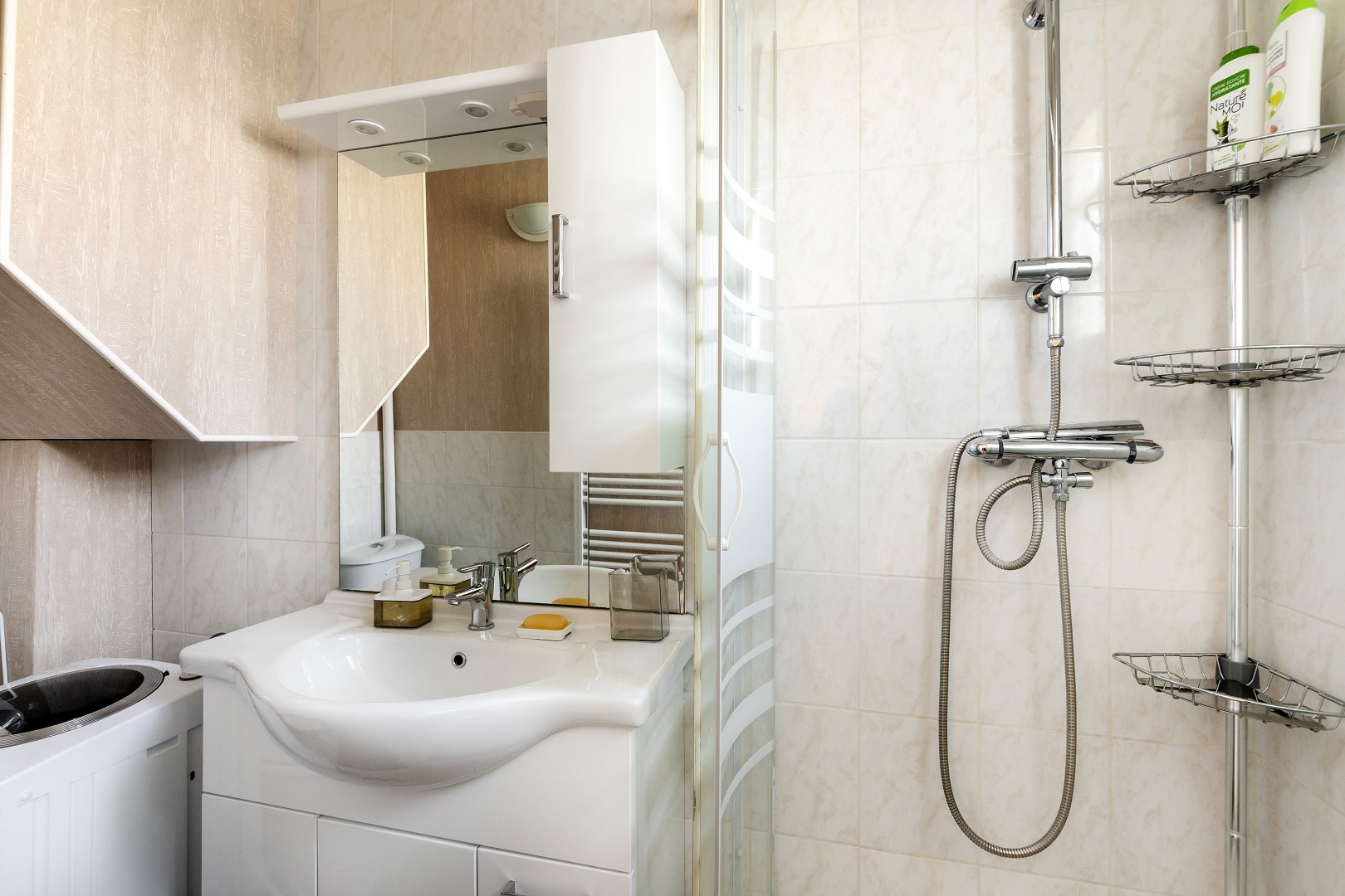 Salle de bain avec douche et lave-linge tout confort dans hébergement pas cher dans résidence calme en plein centre ville de Marcoussis